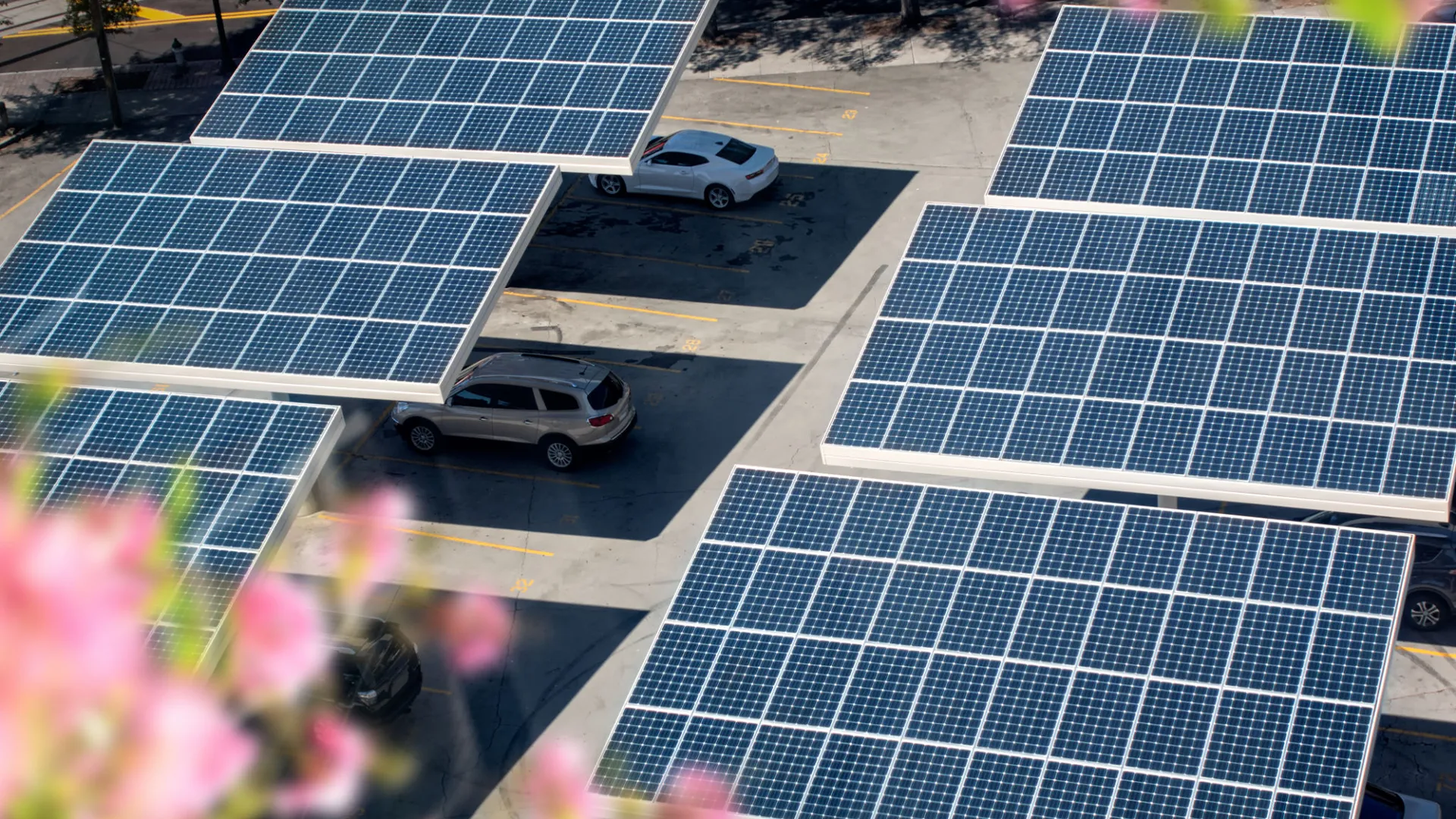 Panneaux solaires photovoltaïques sur un parking d'entreprise dans l'est de la France