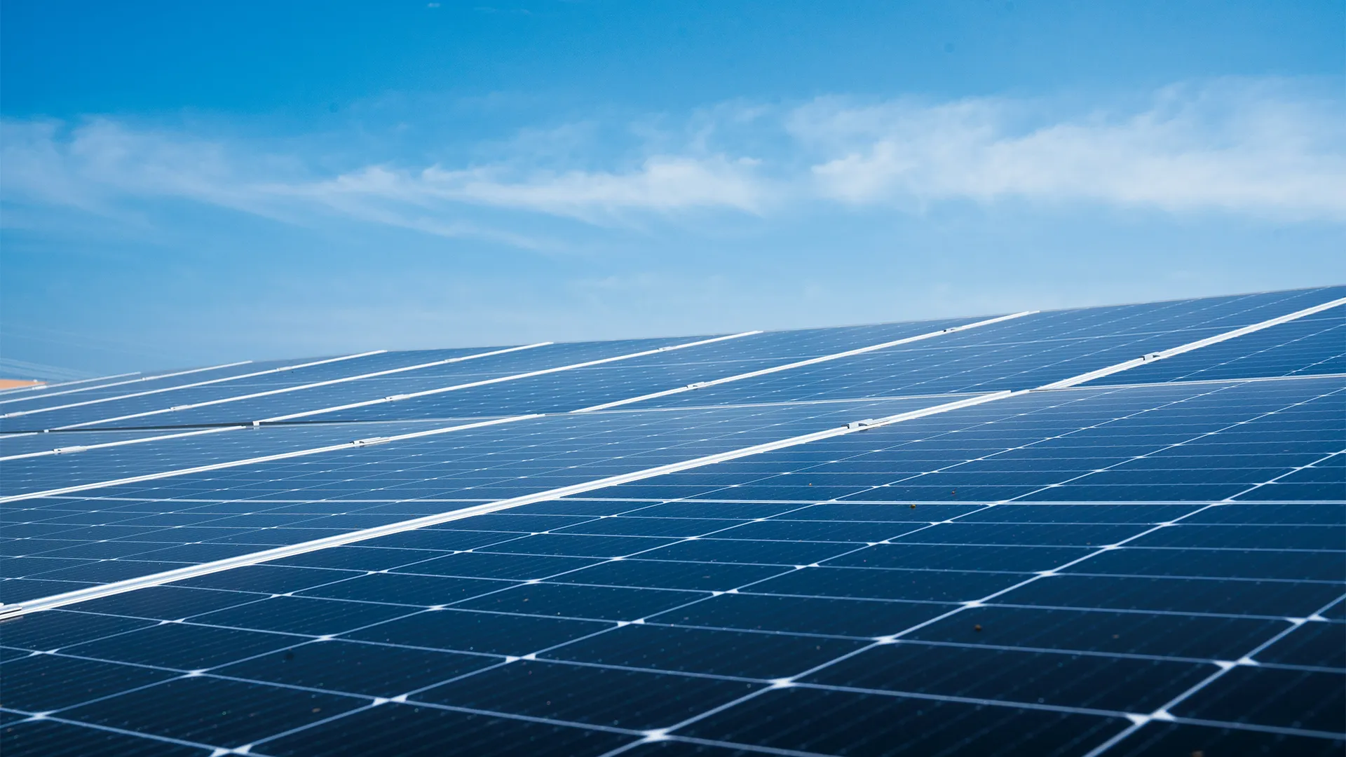 Panneaux solaires photovoltaïques propres après nettoyage dans l'est de la France